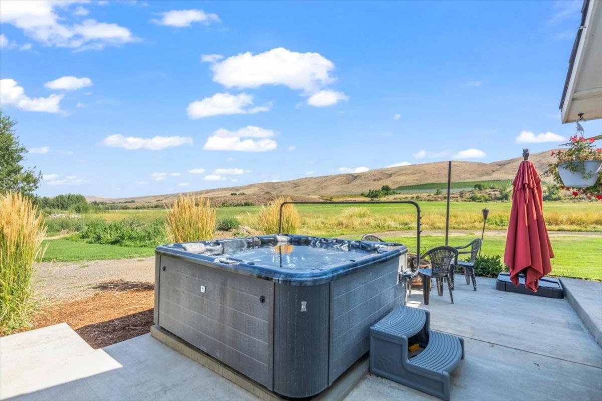 The Ahtanum Cottage - New Hot Tub And Great Views! 亚基马 外观 照片